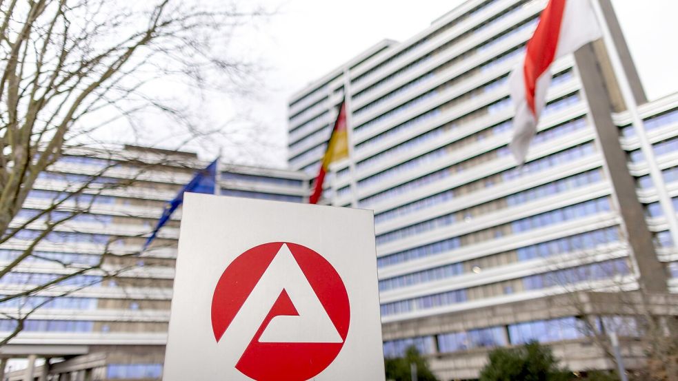 Die Zahl der Arbeitslosen sinkt im April leicht (Archivbild). Foto: Daniel Karmann/dpa