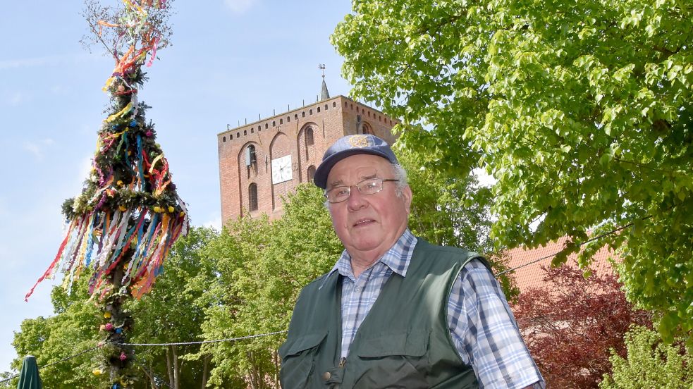Erich de Vries zeichnet seit 1954 dafür verantwortlich, dass auf dem Marktplatz in Marienhafe Maibäume stehen. Foto: Thomas Dirks