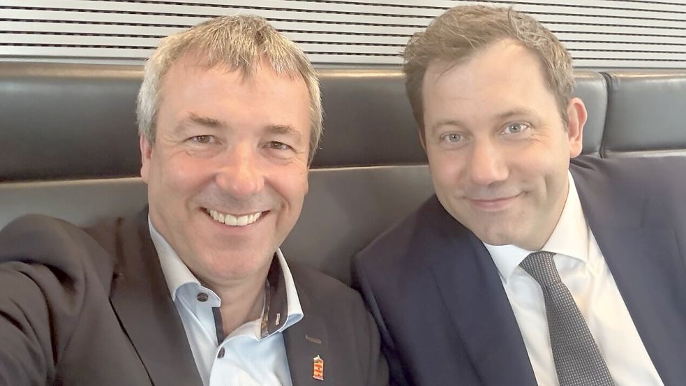 Der Bundestagsabgeordnete für Aurich-Emden, Johann Saathoff, mit dem neuen SPD-Bundestagsfraktionschef und designierten Vizekanzler und Bundesfinanzminister Lars Klingbeil. Foto: privat