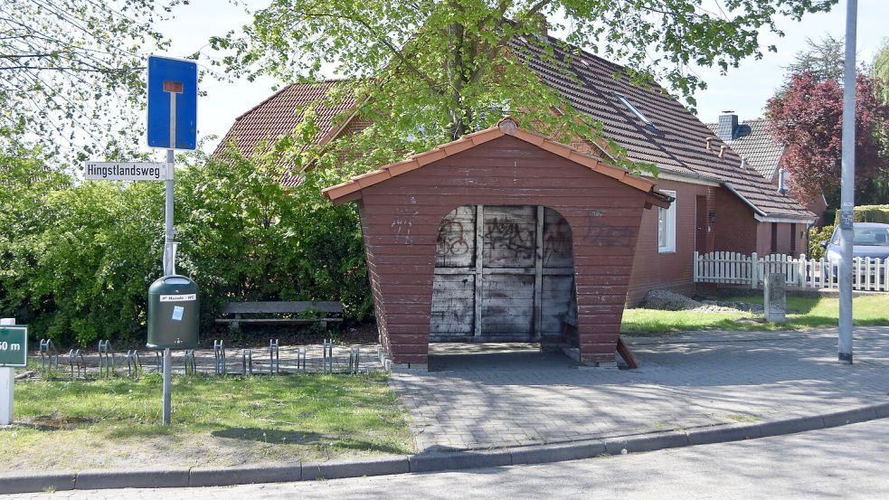 Das alte hölzerne Buswartehäuschen an der Einmündung Hingstlandsweg wird verschwinden. Foto: Thomas Dirks