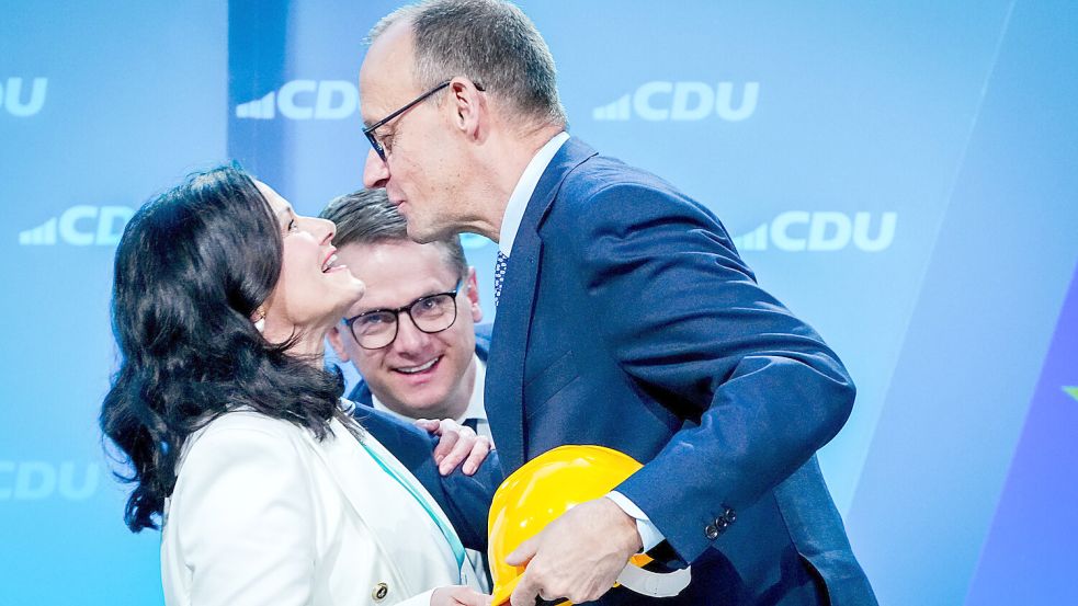 Kleiner CDU-Parteitag mit großer Überraschung: Gitta Connemann (Hesel) überreicht am Montag als designierte Parlamentarische Staatssekretärin einen Helm an Friedrich Merz (rechts), Unions-Kanzlerkandidat und CDU-Bundesvorsitzender, neben Carsten Linnemann, CDU-Generalsekretär. Foto: Nietfeld/dpa
