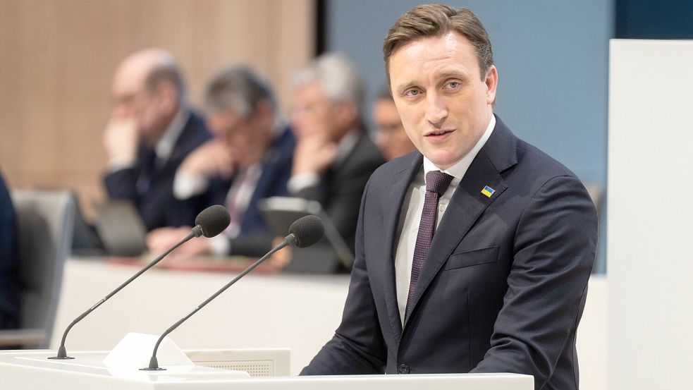 Sebastian Lechner im niedersächsischen Landtag. Foto: dpa/ Alicia Windzio