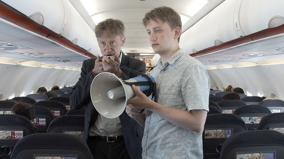Klassenkampf im Dienste des Muxismus: Jan Henrik Stahlberg und Tilman Vellguth in einer Szene der Kinosatire „MuxmäuschenstillX“. Foto: Mux Filmproduktion / Carolin Hauke
