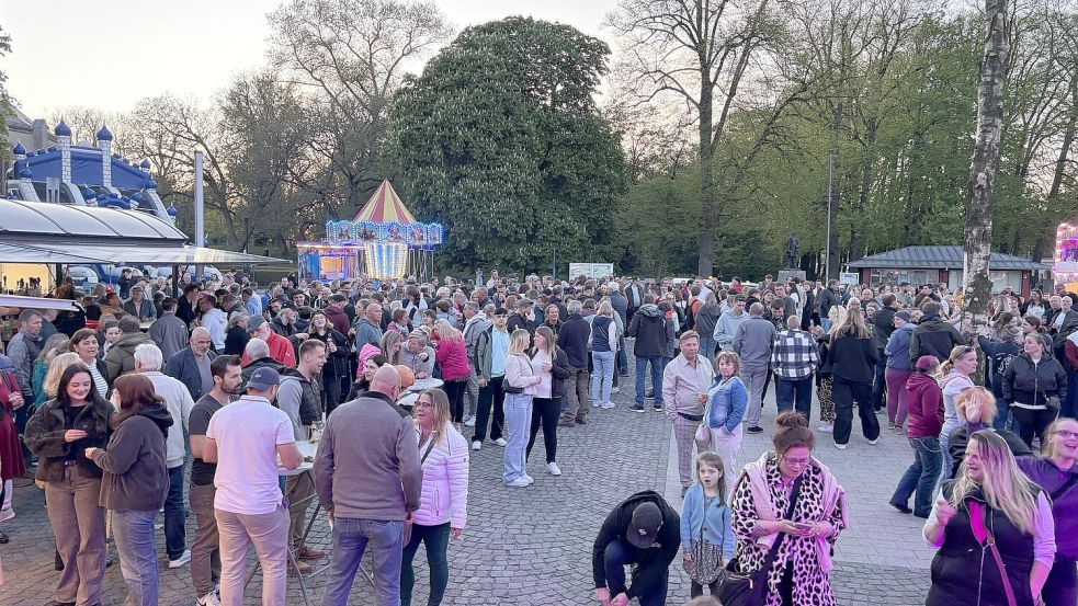 Viele Besucher waren zur Maifeier auf den Marktplatz nach Norden gekommen. Foto: Rebecca Kresse