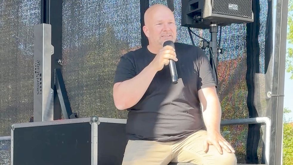 Arno Fecht übernahm die Moderation des Maibaumfestes und rief potenzielle Baumdiebe dazu auf, ihr Glück zu versuchen. Foto: Rebecca Kresse