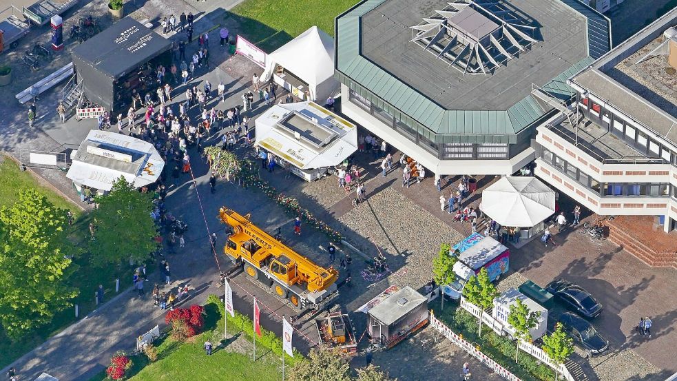 Ein Blick von oben auf das Auricher Maifest. Foto: Bernd Heiken