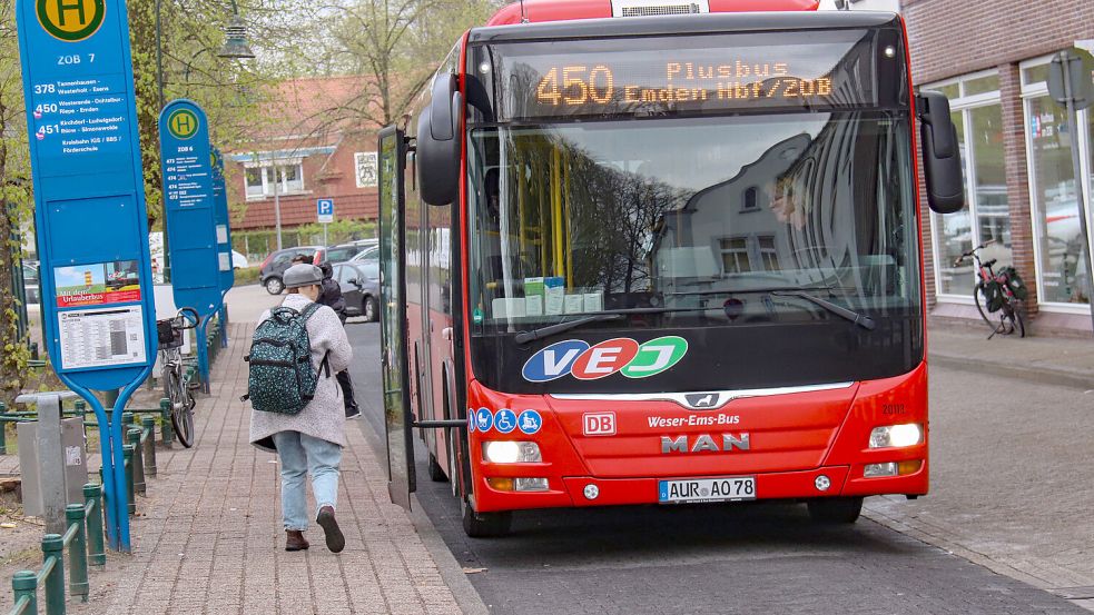 Die Plusbus-Linie 450 am Auricher ZOB: Vor allem diese Verbindung Richtung Emden wird schon häufig genutzt. Foto: Romuald Banik