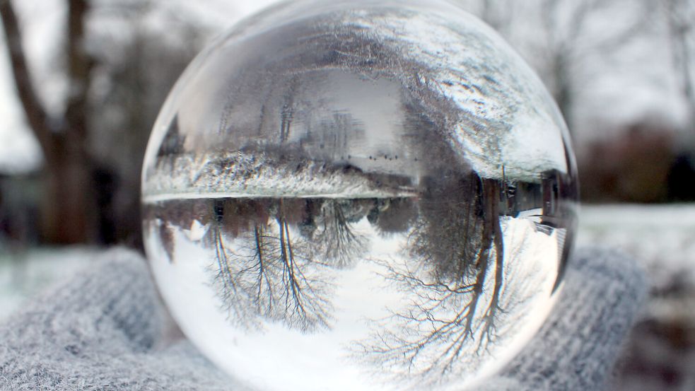 Januar: Blick in die Glaskugel - diese winterliche Aufnahme hat Helmut Mannott am Ridding in Ihlow-Ochtelbur aufgenommen.