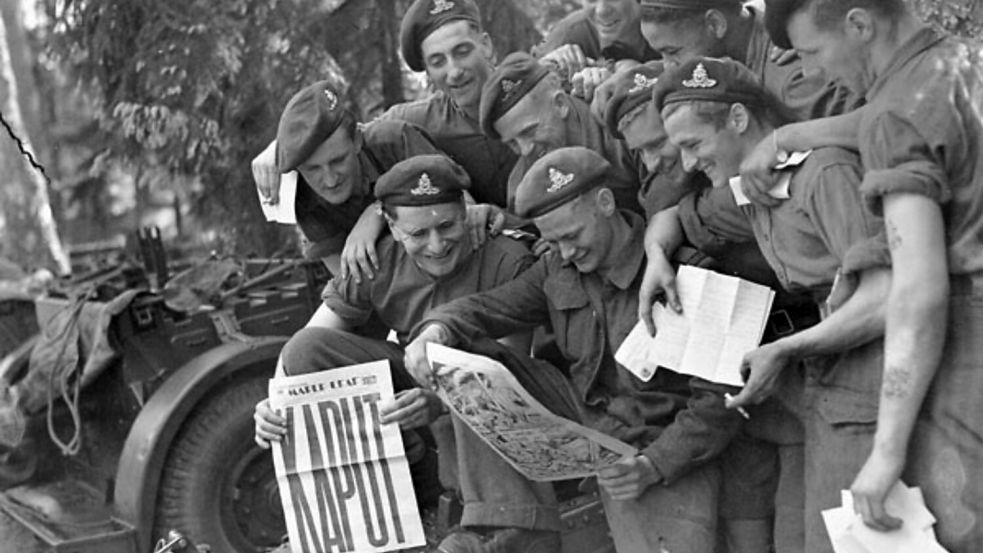 Soldaten der Feldartillerie, 12th Field Regiment, 3rd Canadian Infantry Division, mit der Ausgabe der Armeezeitung „Maple Leaf“ zum Kriegsende, auf dem Gelände der Blücher-Kaserne am 13. Mai 1945. Foto: © Library and Archives Canada