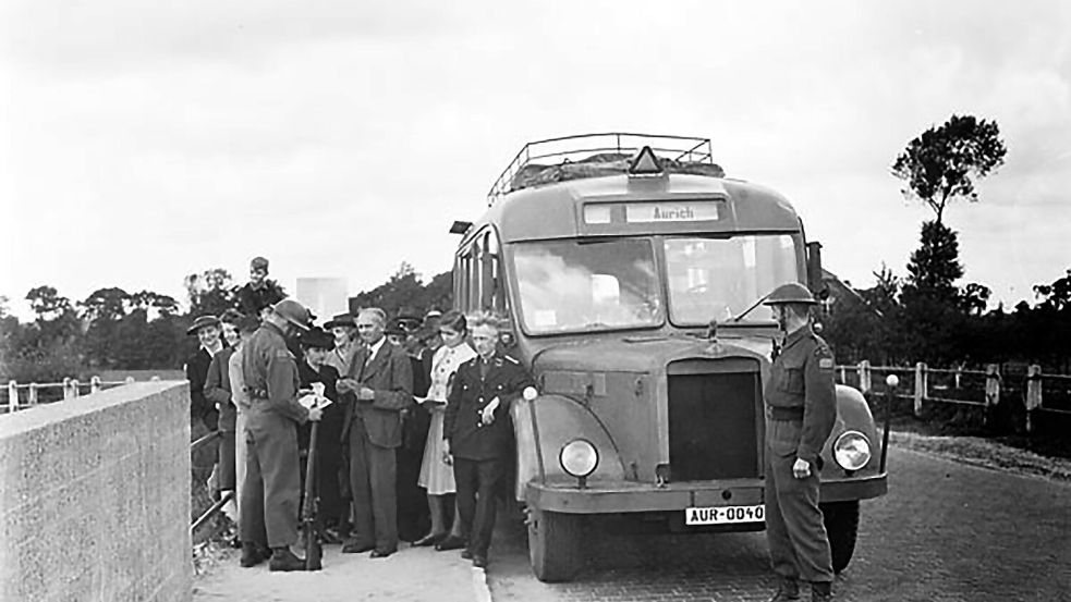 Riflemen Gordon Campbell und Jack Strickland von der Canadian Army Occupation Force (C.A.O.F.) kontrollieren Ende August 1945 in Aurich Buspassagiere. Foto: © Library and Archives Canada