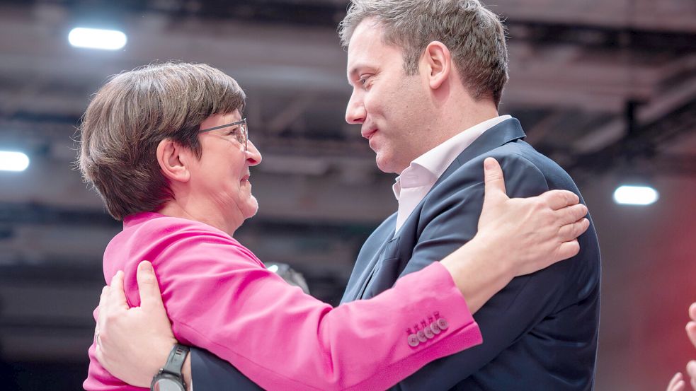 Saskia Esken und Lars Klingbeil auf dem Parteitag 2023, wo sie wieder und er zum ersten Mal an die Parteispitze gewählt wurde. Foto: IMAGO/Political-Moments