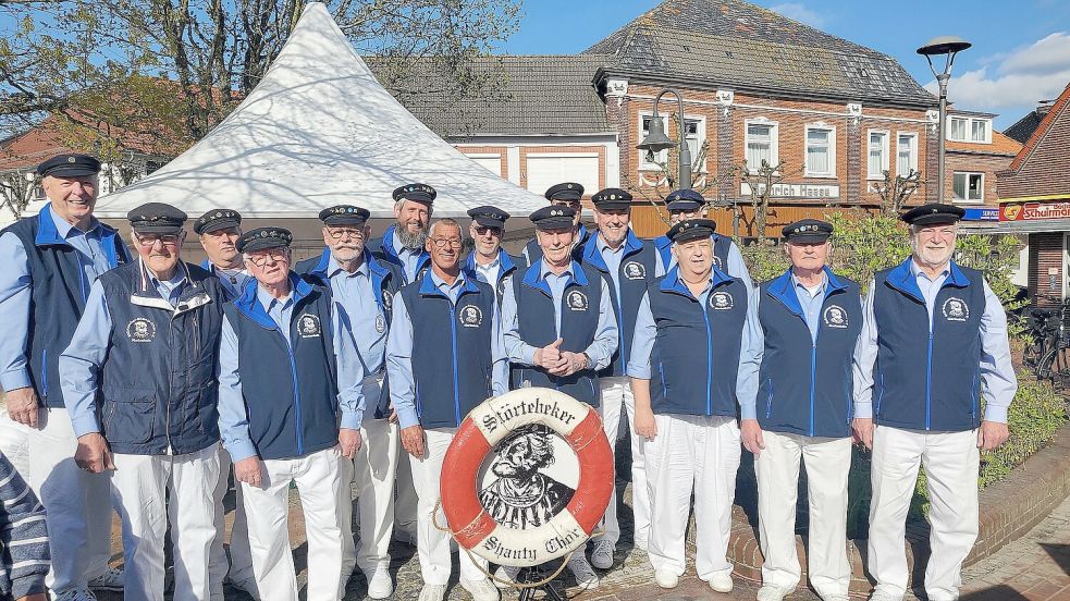 Da war die Welt noch in Ordnung. Der Störtebeker-Shanty-Chor bei einem Auftritt im Mai 2022 in Marienhafe. Foto: privat