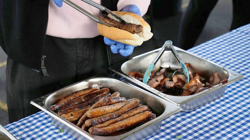Demokratie-Würstchen haben in Down Under Tradition. Foto: Rick Rycroft/AP/dpa