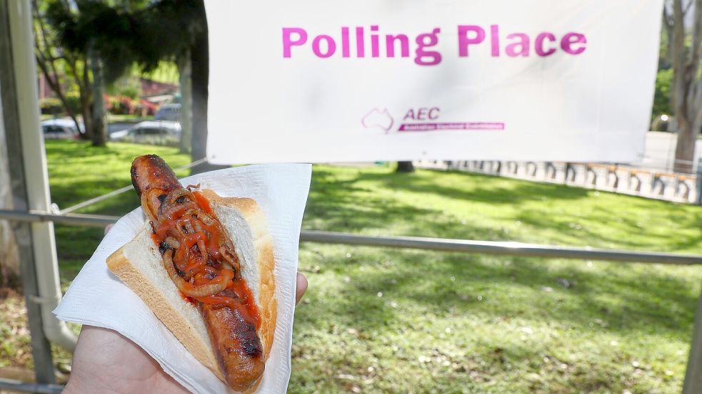Ein Grillwürstchen mit Zwiebeln und Ketchup gehört in Australien fest zum Wahltag - alles für den guten Zweck. Foto: Pat Hoelscher/AP/dpa