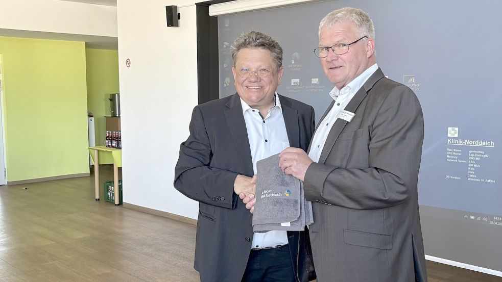 Gesundheitsminister Dr. Andreas Philippi (links) bekommt von Klinikdirektor Bernd Hamann ein symbolisches Handtuch überreicht. Foto: Rebecca Kresse