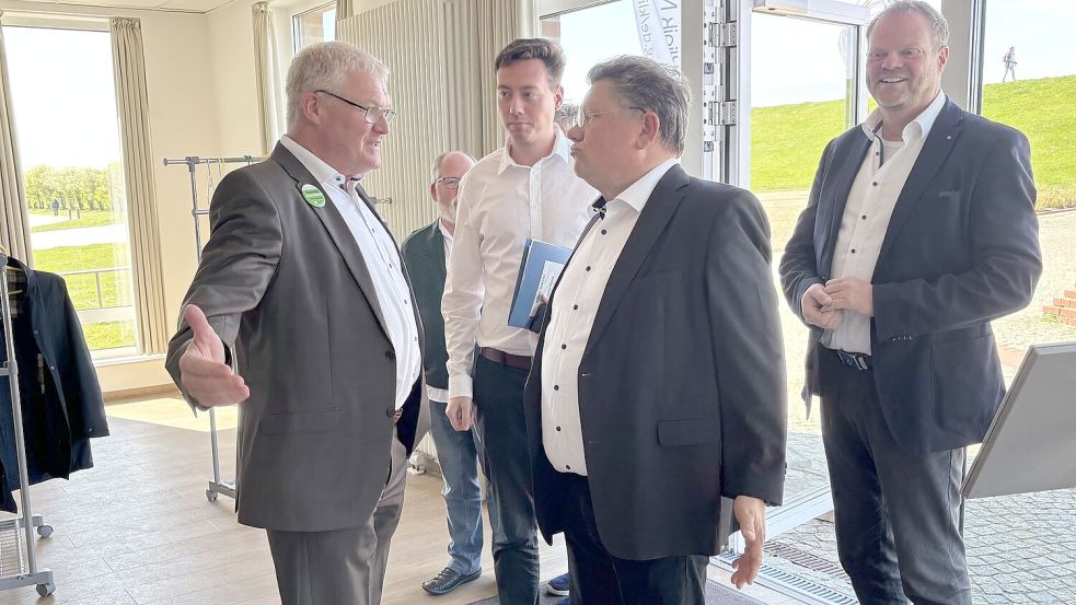 Klinikdirektor Bernd Hamann (links) begrüßt den Landesgesundheitsminister Dr. Andreas Philippi (Bildmitte) in seinem Haus. Foto: Rebecca Kresse