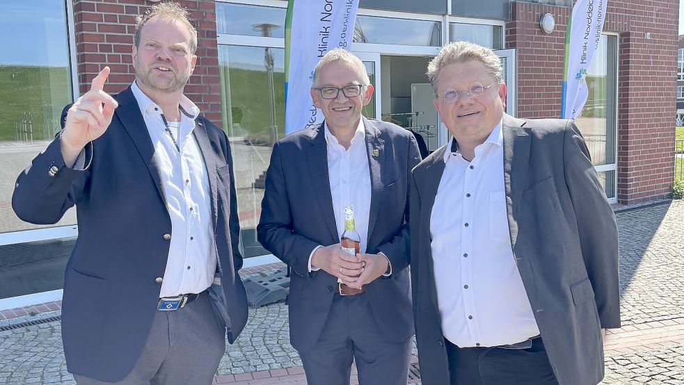 Trafen sich bei schönstem Sonnenwetter vor der Dr. Becker Klinik in Norddeich: Der Landtagsabgeordnete für den Wahlkreis Emden-Norden Matthias Arends (SPD, von links), Landrat Olaf Meinen und der Landesgesundheitsminister Dr. Andreas Philippi. Foto: Rebecca Kresse