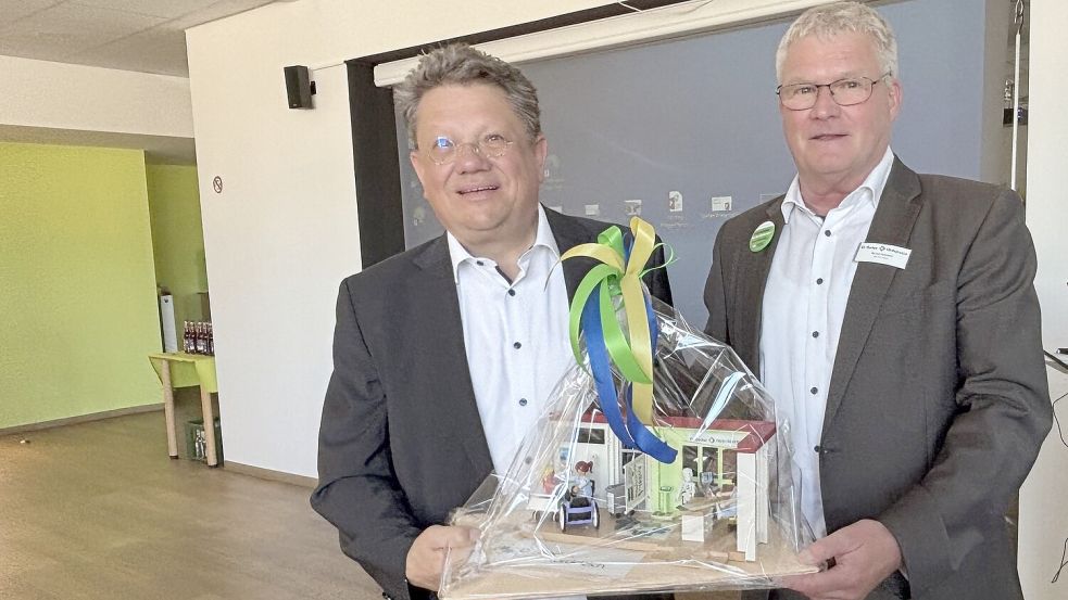 Das Pflegezimmer der Zukunft – überreicht von Klinikdirektor Bernd Hamann (rechts) an den Landesgesundheitsminister Dr. Andreas Philippi bei der Pflegeoffensive in Norddeich.