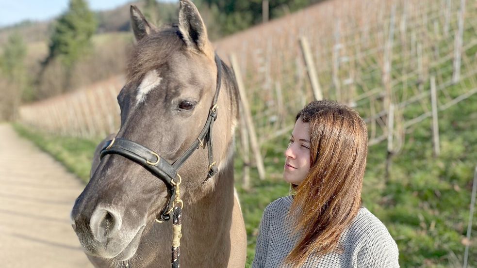 Jana Schmälzle rettet seit 2018 Pferde und Ponys, die chronisch krank oder alt sind, vor schlimmen Schicksalen.