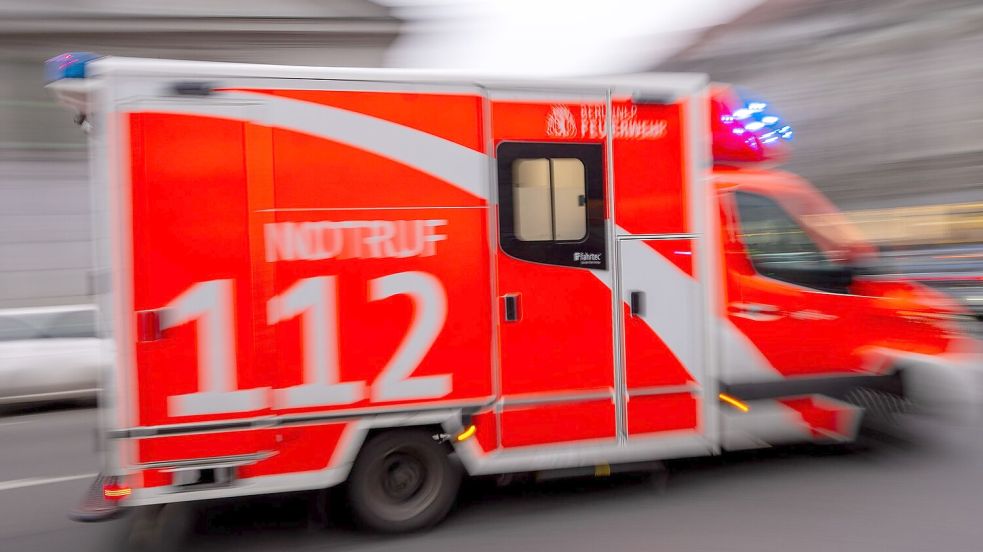 Die Berliner Feuerwehr versorgt Verletzte in den Gropiuspassagen. (Symbolbild) Foto: Monika Skolimowska/dpa