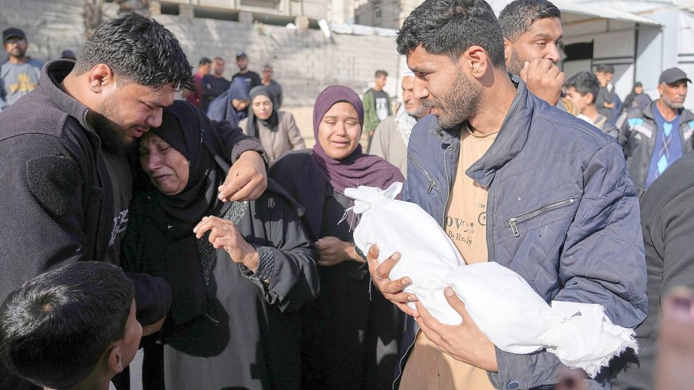 Vater mit Leiche von getötetem Kind. Foto: Abdel Kareem Hana/AP/dpa