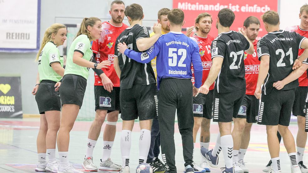 Wie schon beim 48:35-Hinspielerfolg leiteten die Schiedsrichterinnen Svenja Maczeyzik und Saskia Blunck das Spiel gegen die Sportfreunde Söhre. Foto: Helmut Vortanz