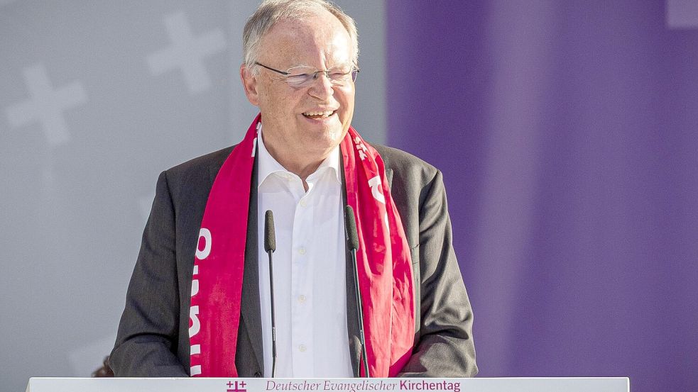 Stephan Weil spricht beim Eröffnungsgottesdienst des Deutschen Evangelischen Kirchentages. Am 19. Mai wird er seinen letzten Arbeitstag als niedersächsischer Ministerpräsident haben. Foto: dpa / Moritz Frankenberg