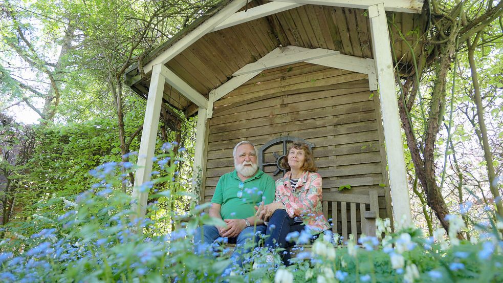 Im 5000 Quadratmeter großen Landhausgarten der beiden Hobbygärtner finden sich zahlreiche Sitzecken zum Durchatmen. Foto: Romuald Banik