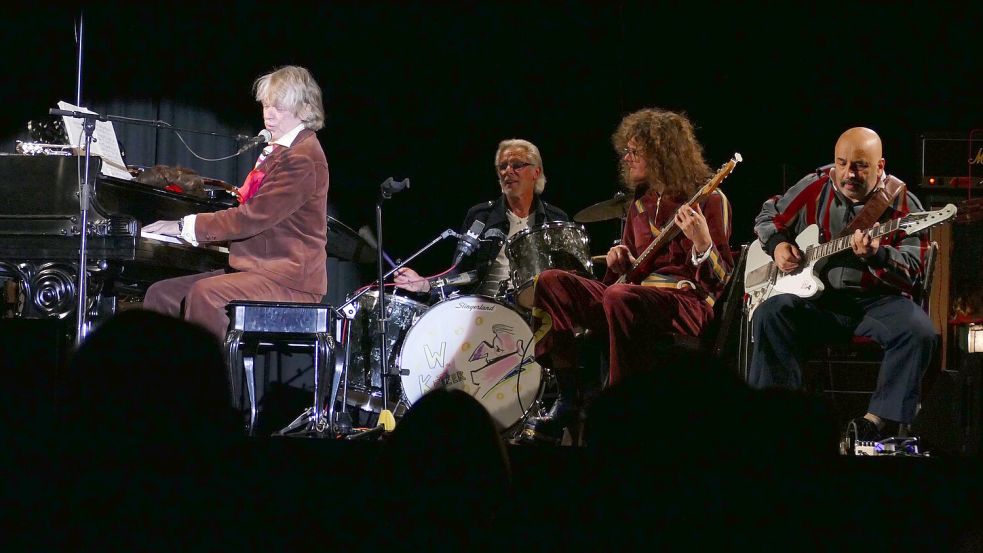 Sie sorgten für einen unvergesslichen Abend: Helge Schneider mit Willy Ketzer am Schlagzeug, (von links), Leo Richartz am Bass und Gitarrist Sandro Giampietro. Foto: Werner Jürgens