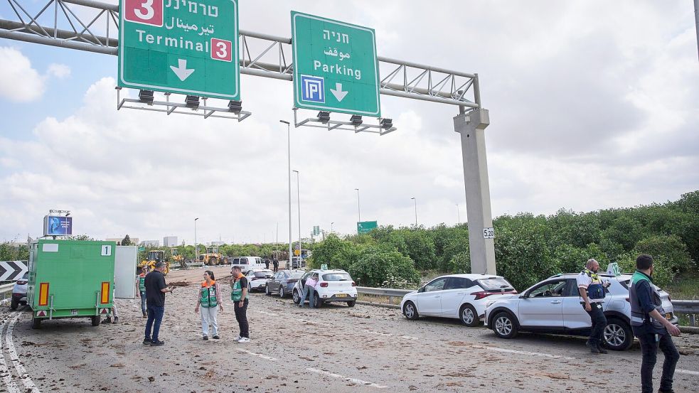 Schäden nach Einschlag von Huthi-Rakete nahe Tel Aviver Flughafen. Foto: Ohad Zwigenberg/AP/dpa