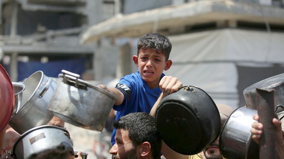 Kinder im Gazastreifen warten auf warmes Essen. Foto: Omar Ashtawy/APA Images via ZUMA Press Wire/dpa