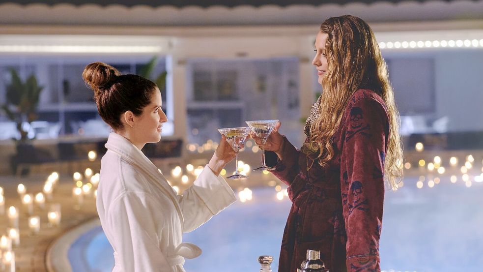 Stephanie und Emily treffen bei einer mörderischen Hochzeit wieder aufeinander. Foto: Lorenzo Sisti/Prime Video/dpa