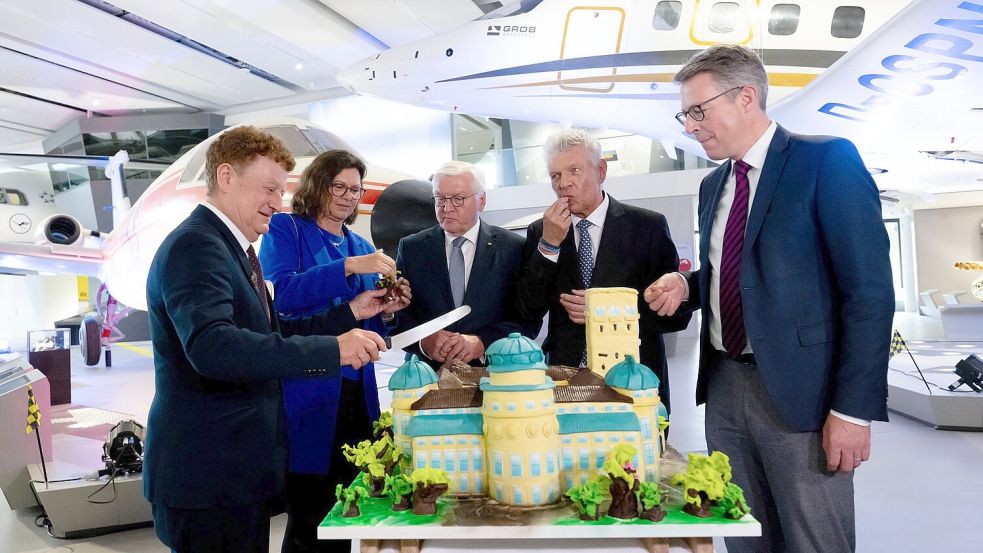 Die Ehrengäste schneiden eine Torte an - in Form des Museums. Foto: Sven Hoppe/dpa