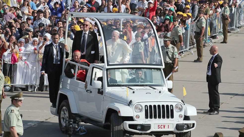 Papst Franziskus in einem seiner Papamobile bei einem Besuch in Chile. Ein anderes Modell, dass er einst für einen Besuch in Bethlehem genutzt hat, soll bald in Gaza zum Einsatz kommen. Foto: imago/Agencia EFE/MARIO RUIZ