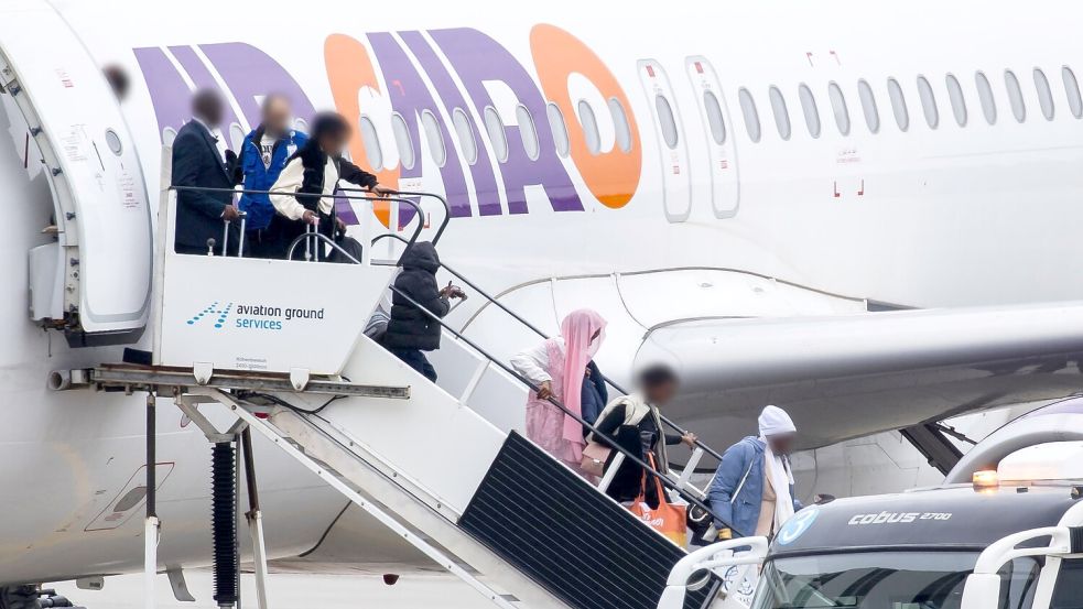 Im April wurden über das Resettlement-Programm Flüchtlinge aus Kairo per Flugzeug nach Hannover gebracht. (Archivbild) Foto: Michael Matthey/dpa