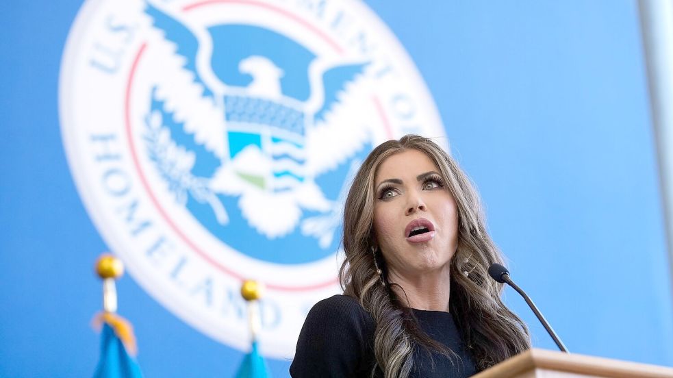 US-Heimatschutzministerin Noem wirbt für „Selbstabschiebung“. (Archivbild) Foto: Manuel Balce Ceneta/AP Pool/AP/dpa