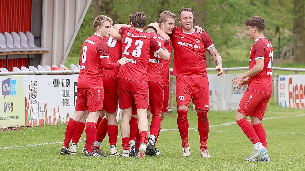 Riesenjubel beim TuS Westerende: In der Nachspielzeit schoss Leon Hanssen das 2:1 gegen Borkum.Foto: Wilfried Gronewold