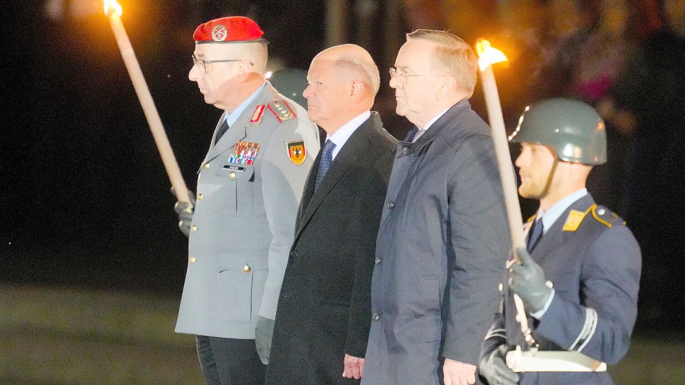 Der scheidende Bundeskanzler Olaf Scholz steht mit Verteidigungsminister Boris Pistorius (r, SPD) und General Carsten Breuer, Generalinspekteur der Bundeswehr, beim großen Zapfenstreich der Bundeswehr. Foto: dpa/Michael Kappeler
