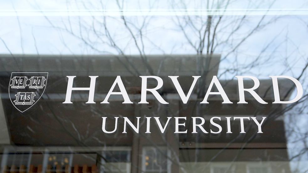 Harvard wehrt sich juristisch gegen das Vorgehen der Trump-Regierung. (Archivbild) Foto: Charles Krupa/AP/dpa