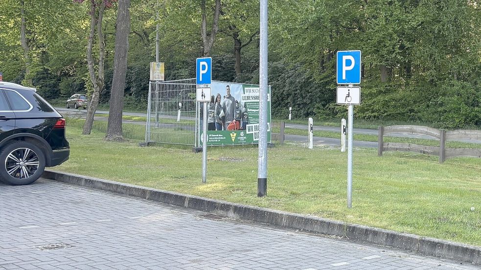 Parkplätze für Familien oder für Menschen im Rollstuhl vor dem Ihlower Rathaus. Foto: Christin Wetzel
