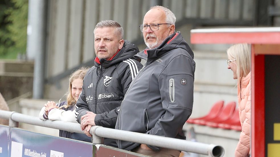 Der ehemalige Sportliche Leiter Steffen Reifschneider (links) und Heinz Haase, ehemaliges Vorstandsmitglied und Ex-Abteilungsleiter Herrenfußball, verfolgten das Auricher Desaster gegen Larrelt. Fotos: Wilfried Gronewold