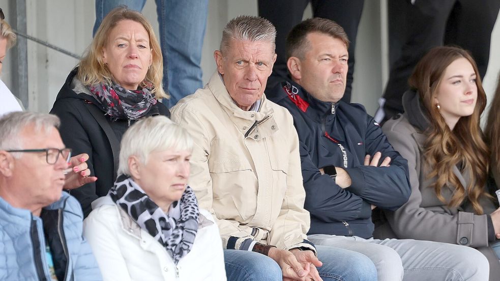 Der Ex-Auricher Trainer Uwe Groothuis (Dritter von rechts) war mit seiner Frau Claudia am Sonntag Zaungast beim 0:5-Debakel der SpVg. Er kehrt zurück auf die Fußballbühne.