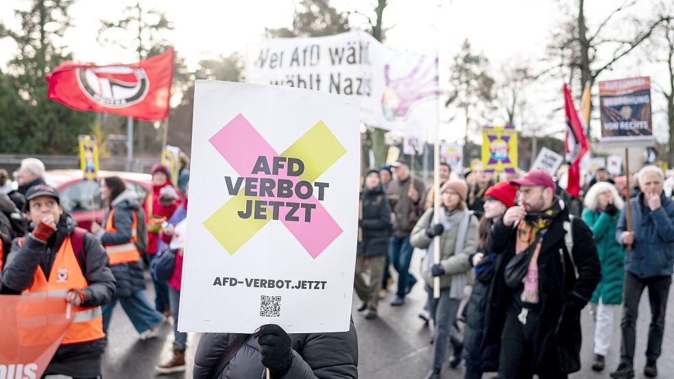 Teilnehmer Demonstration gegen die AfD gehen mit Plakaten mit der Aufschrift „AfD-Verbot jetzt!“ auf die Straße. Niedersachsens Innenministerin Behrens warnt vor dem Scheitern eines AfD-Verbotsverfahrens. Foto: dpa / Fabian Sommer