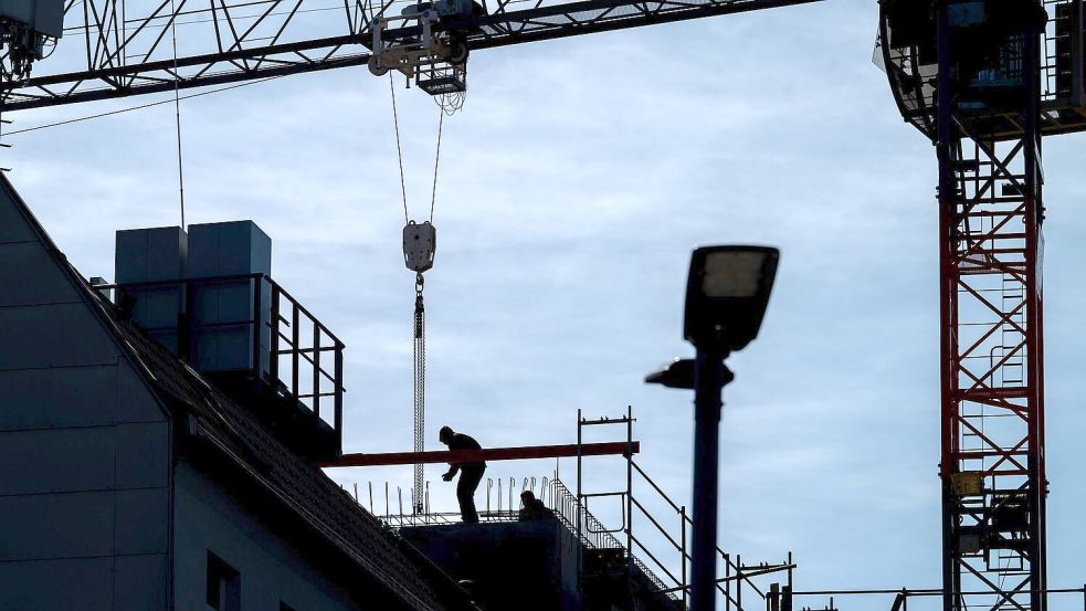 Die Baubranche ist besonders betroffen. (Symbolbild) Foto: Soeren Stache/dpa