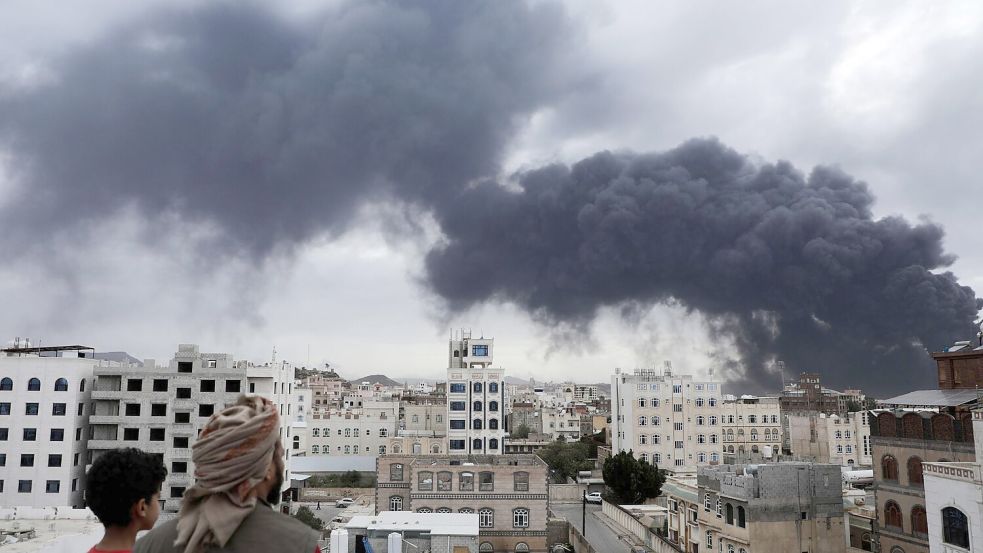 Rauchschwaden steigen nach israelischen Luftangriffen auf Flughafen in Sanaa und auf ein Kraftwerk auf. Foto: Osamah Abdulrahman/AP/dpa