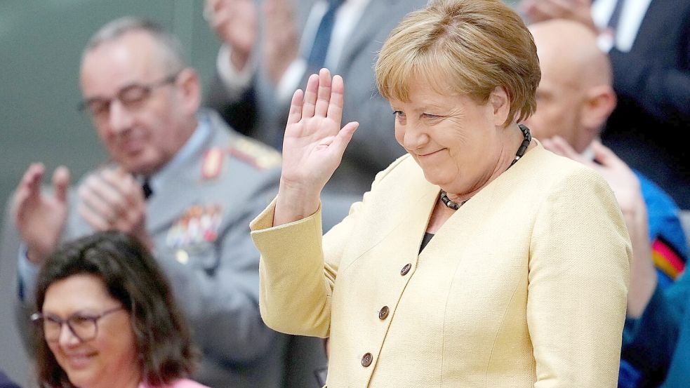 Beim gescheiterten ersten Kanzler-Wahlgang von Friedrich Merz saß Angela Merkel auf der Ehrentribüne. Beim zweiten Anlauf fehlte die Altkanzlerin. Die Gratulation kam später auf einem anderen Weg. Foto: Kay Nietfeld/dpa