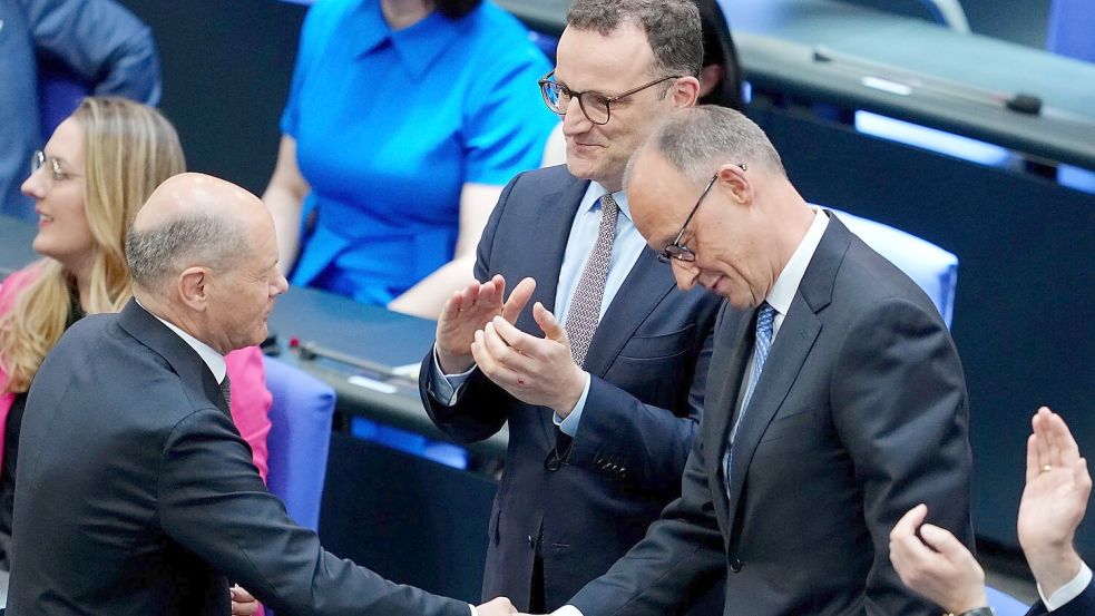 Scholz gehörte zu den ersten Gratulanten. Foto: Kay Nietfeld/dpa