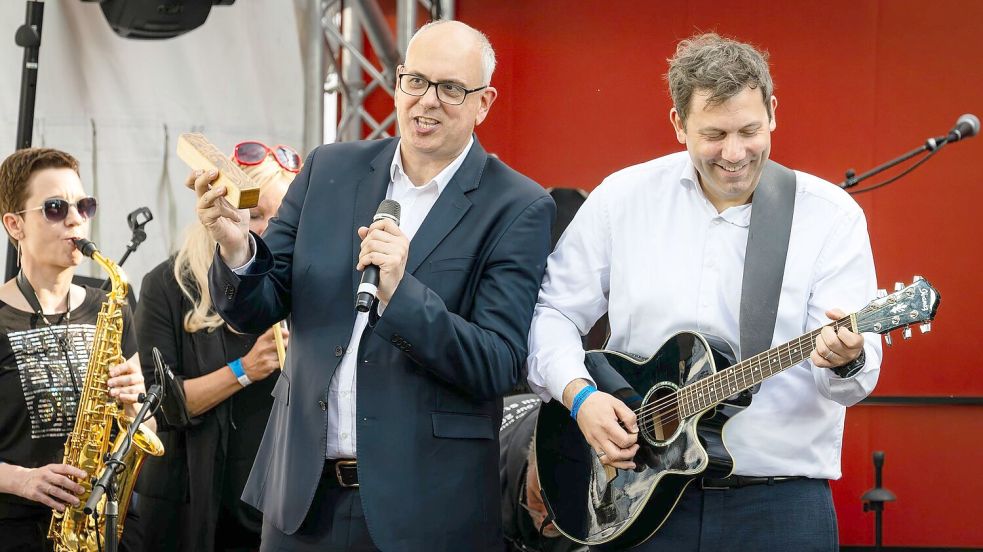 Klingbeil spielt Gitarre - und zwar nicht nur zum Entspannen: hier 2023 auf einer SPD-Wahlkampfveranstaltung in Bremen. Foto: Sina Schuldt/dpa
