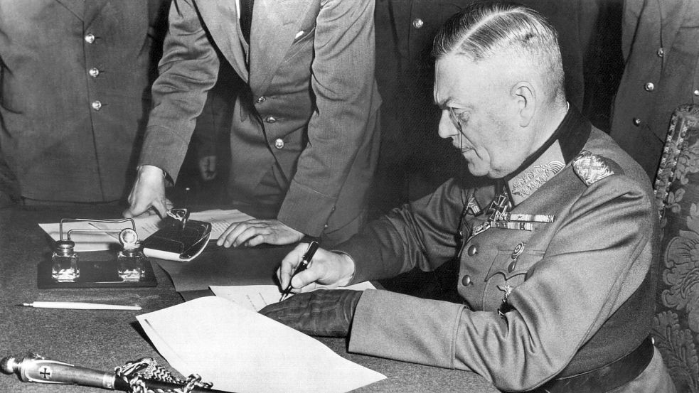 Der Oberkommandierende der Wehrmacht unterschreibt die Kapitulationserklärung kurz nach Mitternacht am 9. Mai 1945. Sie gilt rückwirkend ab 8. Mai. (Archivbild) Foto: dpa