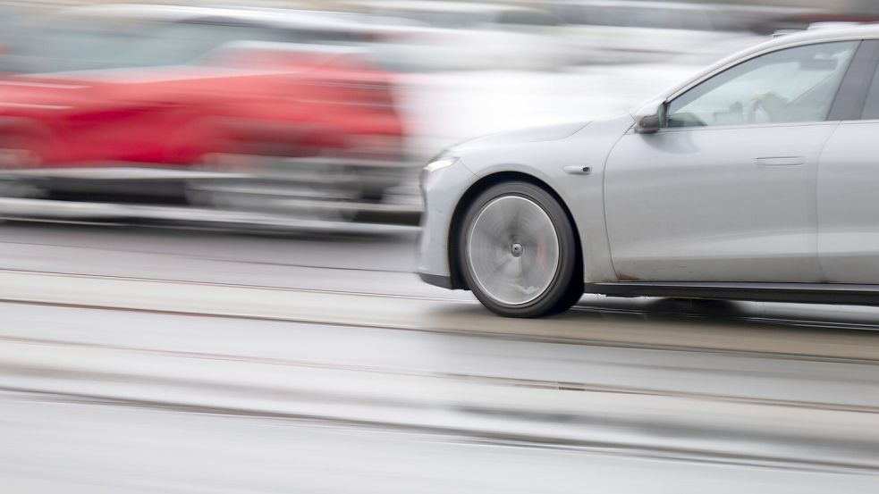 Ein Auto fährt in dieser gestellten Szene mit scheinbar hohem Tempo. Der in Aurich angeklagte Raser fuhr so schnell, dass die Polizei kaum hinterher kam. Symbolfoto: DPA